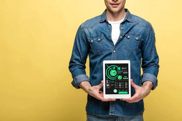 Vista cortada do homem em roupas jeans segurando tablet digital com infográfico, isolado em amarelo — Fotografia de Stock