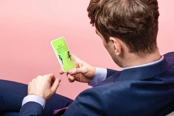 Vista ritagliata di uomo d'affari utilizzando smartphone con la migliore app di shopping, isolato su rosa — Foto stock