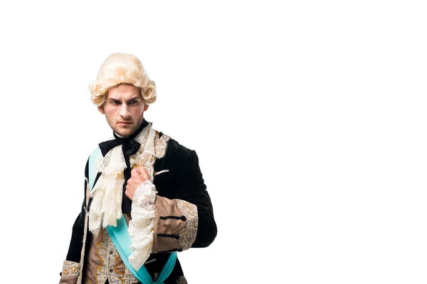 Элегантный викторианский мужчина в парике, стоящий изолированный на белом — стоковое фото