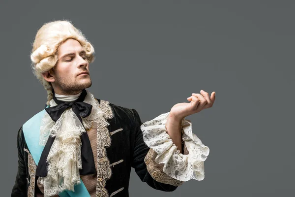 Pomposo cavalheiro vitoriano em pé peruca e gesto isolado em branco — Fotografia de Stock