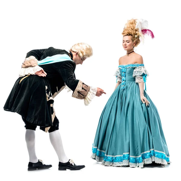 Schöner Herr verneigt sich in der Nähe der schönen viktorianischen Frau in blauem Kleid, isoliert auf weißem Grund — Stockfoto