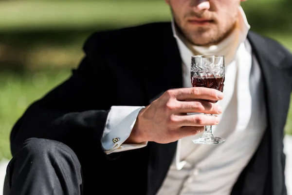 Vista ritagliata di uomo vittoriano in possesso di bicchiere di vino con bevanda — Foto stock