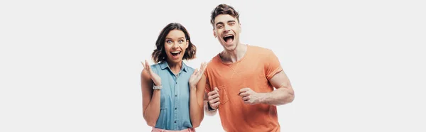 Excité homme et femme regardant la caméra et montrant des gestes oui isolé sur gris — Photo de stock