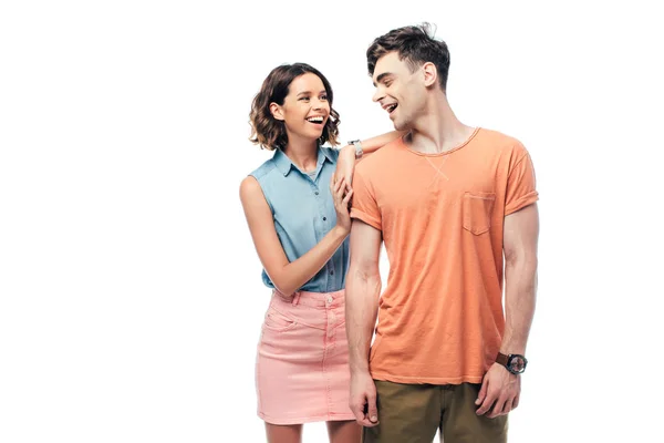 Feliz jovem casal sorrindo enquanto olha um para o outro isolado no branco — Fotografia de Stock