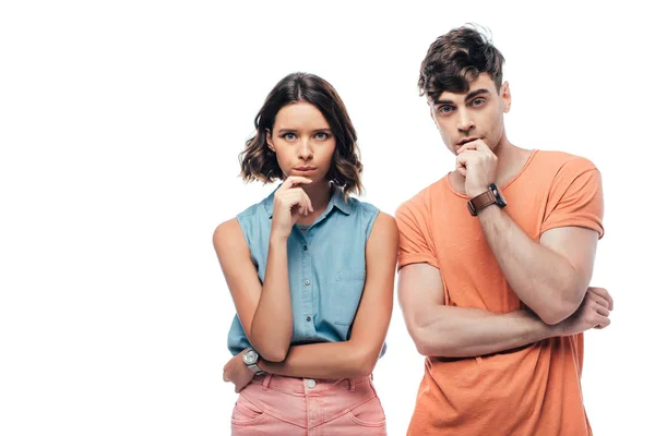 Reflexivo hombre y mujer mirando a la cámara mientras toma de la mano cerca de caras aisladas en blanco - foto de stock