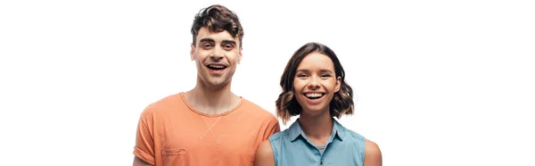 Plano panorámico de alegre hombre y mujer sonriendo a la cámara aislada en blanco - foto de stock