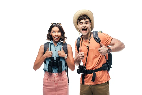 Dos turistas emocionados mostrando los pulgares hacia arriba mientras mira la cámara aislada en blanco - foto de stock