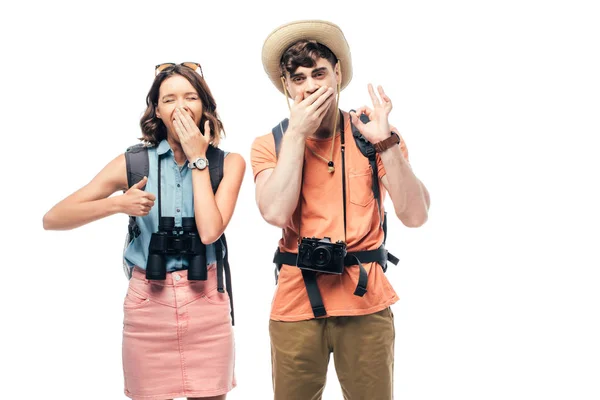 Dos turistas felices mostrando el pulgar hacia arriba y signo de ok mientras mira a la cámara aislada en blanco - foto de stock