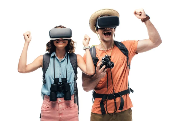 Dos turistas alegres mostrando sí gestos mientras se utilizan auriculares de realidad virtual aislados en blanco - foto de stock