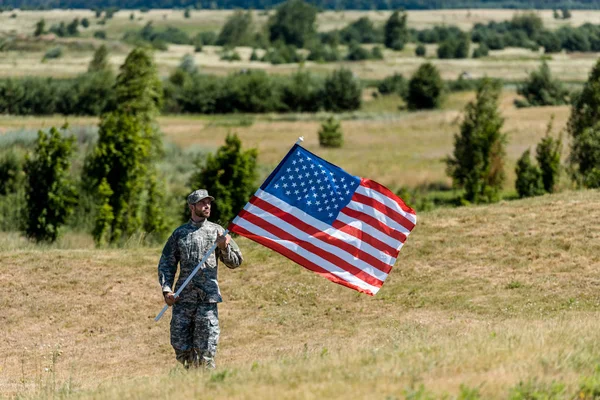 Enfoque selectivo del militar en uniforme y gorra con bandera americana en verano - foto de stock