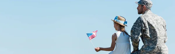 Plano panorámico de niño patriótico sosteniendo bandera americana cerca de padre veterano - foto de stock