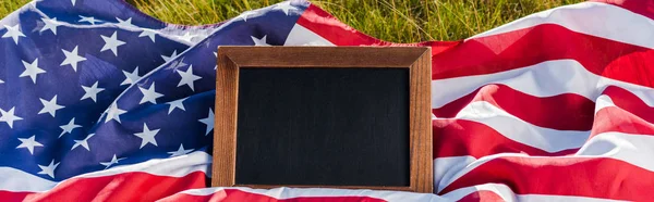 Panoramaaufnahme einer leeren Tafel auf amerikanischer Flagge mit Sternen und Streifen — Stockfoto