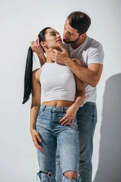 Jeune homme tenant les cheveux de la fille et essayant d'embrasser petite amie — Photo de stock