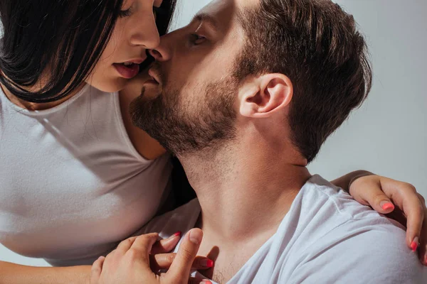 Портретний знімок молодої пари закоханих намагається поцілувати один одного — стокове фото