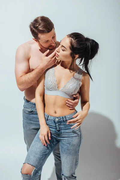 Sexy musclé jeune homme câlin fille à partir de dos — Stock Photo