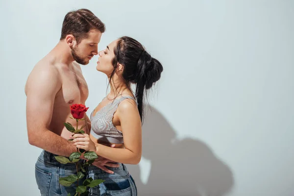 Side view of naked man and girl trying to kiss while hugging each other — Stock Photo