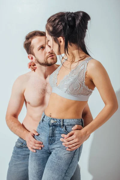 Schöner nackter Mann mit Freundin, während Mädchen Kerl anschaut — Stockfoto