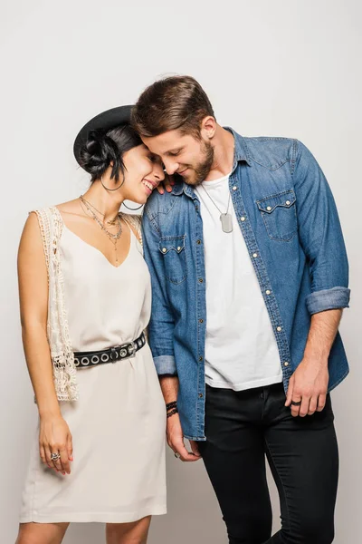 Carino giovane coppia che si tiene per mano e sorridente su sfondo bianco — Foto stock