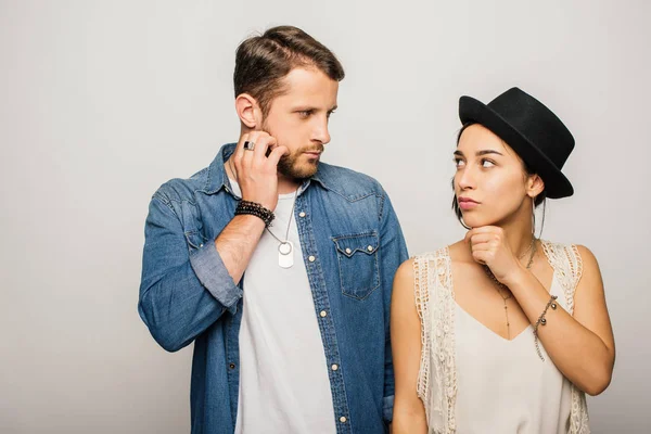 Schöner Mann und schönes Mädchen stehen dicht beieinander in Pose und schauen einander an — Stockfoto