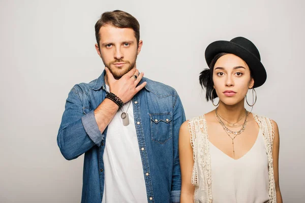 Homem bonito e bela menina de pé perto uns dos outros e olhando para a câmera — Fotografia de Stock