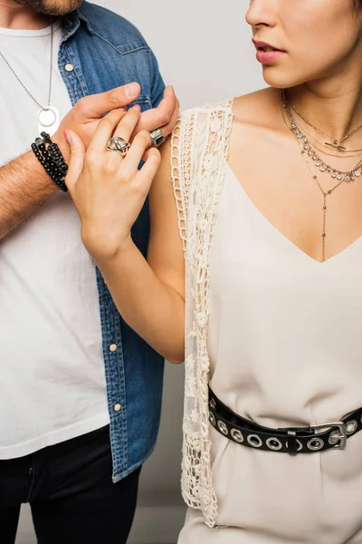 Vista cortada de casal em roupas elegantes de mãos dadas — Fotografia de Stock