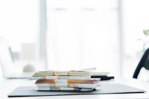 Selektive Fokussierung der Dollarnoten auf den Tisch im Amt — Stockfoto