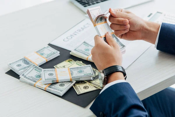 Vista cortada do empresário contando notas de dólar no escritório — Fotografia de Stock