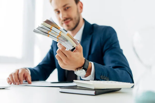 Focalizzazione selettiva del denaro in mano a un uomo d'affari felice — Foto stock