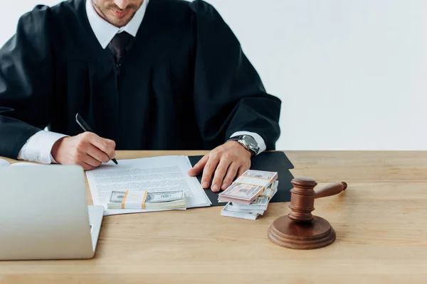 Vista ritagliata del giudice che tiene penna vicino a documenti e martelletto di legno sul tavolo — Foto stock
