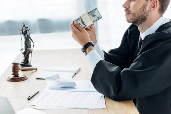 Cropped view of judge holding money and envelope near contract — Stock Photo