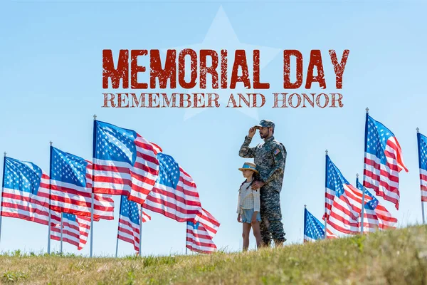 Foco seletivo do pai em uniforme militar de pé com garoto bonito perto de bandeiras americanas com dia comemorativo, lembre-se e honra ilustração — Fotografia de Stock