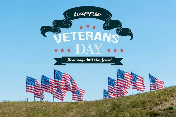 Bandeiras nacionais americanas na grama verde contra o céu azul com dia de veteranos felizes, honrando todos os que serviram ilustração — Fotografia de Stock