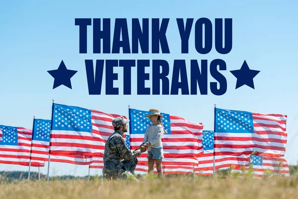 Messa a fuoco selettiva di padre militare che si tiene per mano con bambino carino vicino bandiere americane con ringraziamento veterani illustrazione — Foto stock