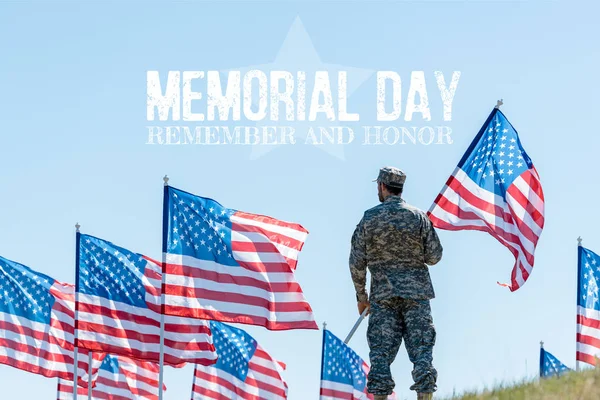 Homem de uniforme militar e boné de pé e segurando bandeira americana com dia memorial, lembre-se e honre ilustração — Fotografia de Stock