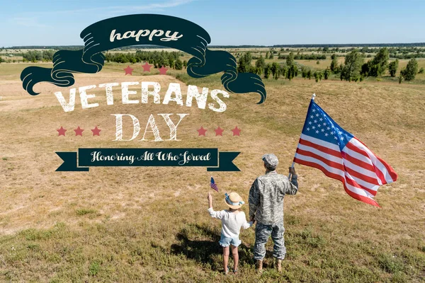 Uomo militare e patriottico ragazzo che tiene bandiere americane con felice giorno veterani, onorando tutti coloro che hanno servito illustrazione — Foto stock