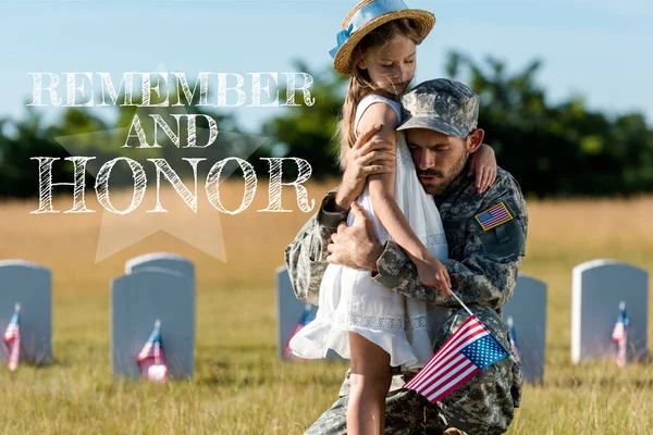 Військовий батько в уніформі обіймає дитину біля надгробків на кладовищі з пам'яттю та чесною ілюстрацією — стокове фото