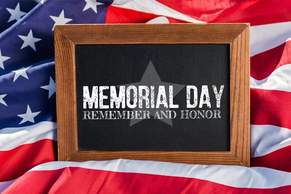 Chalkboard  with memorial day, remember and honor illustration on american flag with stars and stripes — Stock Photo
