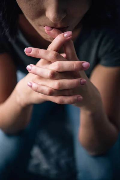 Vista cortada de mulher deprimida com as mãos apertadas em casa — Fotografia de Stock