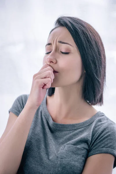 Bella donna sconvolta che copre la bocca a casa — Foto stock