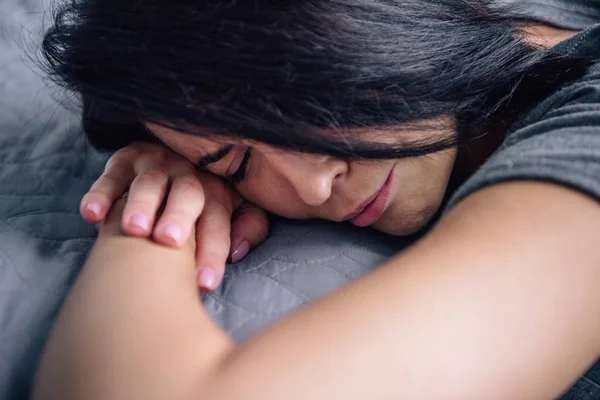 Bella donna depressa dormire a casa a letto — Foto stock