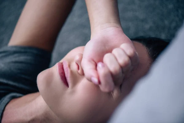 Enfoque selectivo de la mujer triste y solitaria cubriendo los ojos en casa - foto de stock