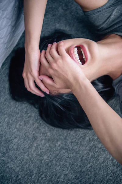 Depressive einsame brünette Frau bedeckt Gesicht mit Händen und weint zu Hause — Stockfoto