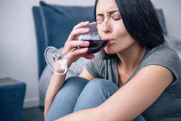 Bela mulher deprimida beber vinho em casa — Fotografia de Stock