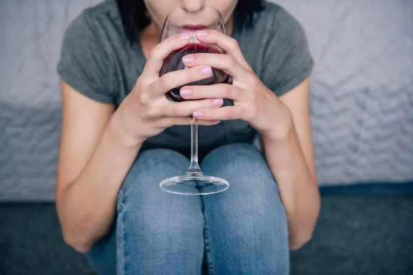 Vista cortada de mulher deprimida bebendo vinho em casa — Fotografia de Stock