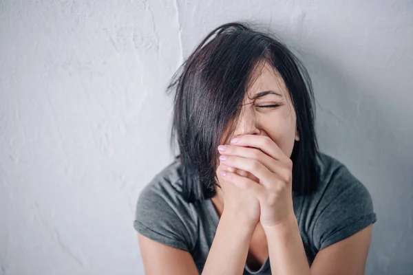 Deprimida morena mulher cobrindo a boca em casa com espaço de cópia — Fotografia de Stock