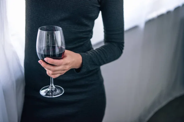 Vue recadrée de femme bouleversée avec verre de vin à la maison — Photo de stock