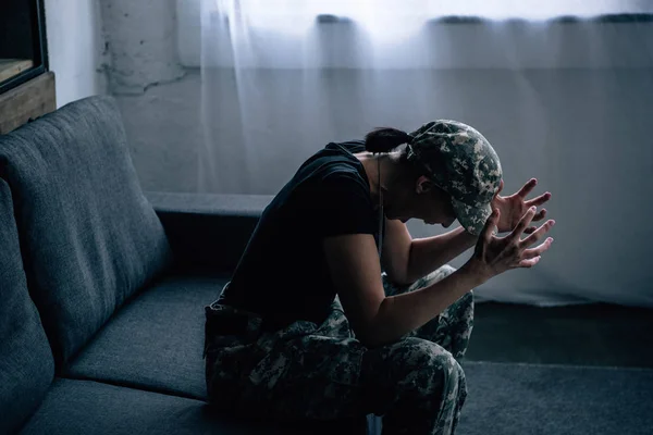 Mulher deprimida em uniforme militar gritando em casa — Fotografia de Stock