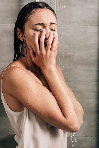 Solitaire femme triste pleurer dans la douche à la maison — Photo de stock
