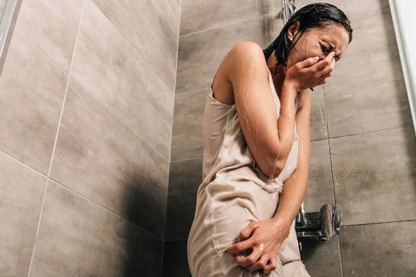 Mujer triste solitaria llorando en la ducha en casa con espacio para copiar - foto de stock