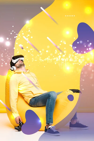 KYIV, UKRAINE - ABRIL 12: homem dormindo em cadeira de saco de feijão com joystick em fone de ouvido de realidade virtual em amarelo com ilustração cibernética fantasia — Fotografia de Stock